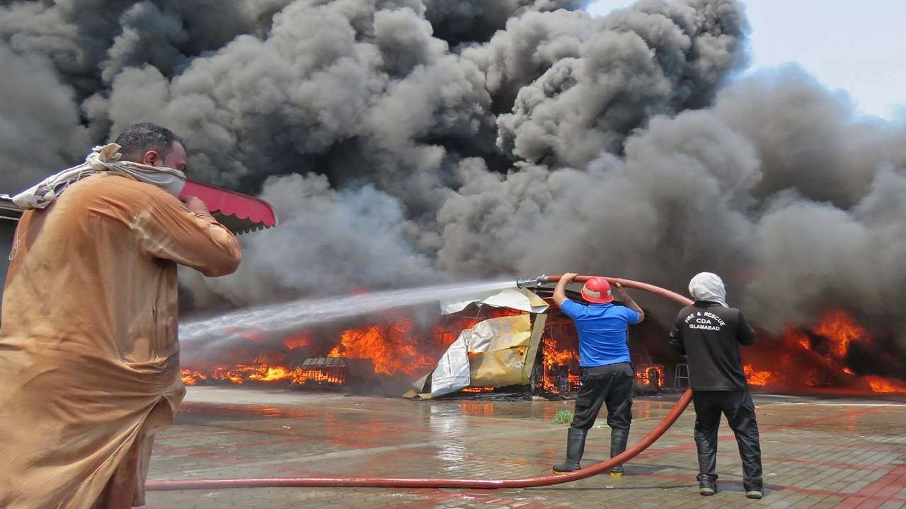 بررسی حادثه آتش‌سوزی اخیر آبادان